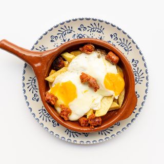 Tapa Huevos Rotos con Chistorra
