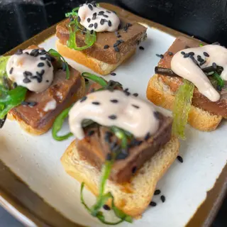 Tapa Tataki de Atún con Algas de Wakame y Kimchi
