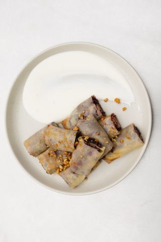 Млинці з маком, вишнями та апельсиновим соусом, 350 г