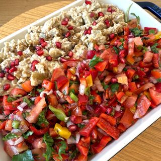 Babaganush con pan pita y pico de gallo.