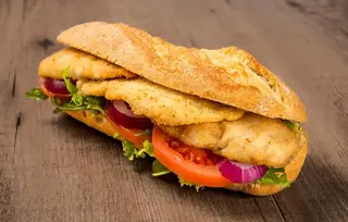 Bocadillo De Filete Empanado Y Bacon