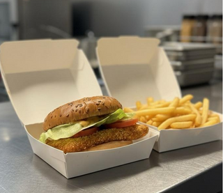 Burger de pui cu crispy cu cartofi și sos