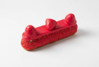 Еклер малина-юзу-кунжут