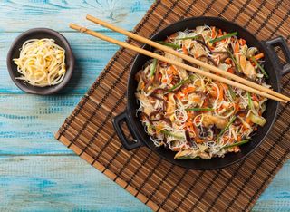 184. Пържени спагети с пилешко, зеленчуци и яйца (600г)