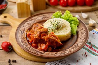 Carne de porc în sos roșu cu cușcuș