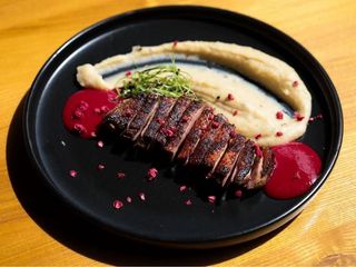 Качине філе з картопляно-трюфельним пюре