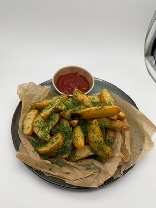 Cartofi noi cu unt și mărar