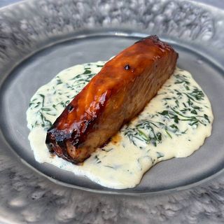 Стейк із лосося в шпинатному соусі 