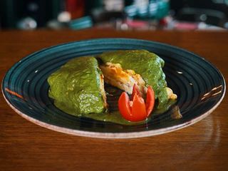 Jaja na tostu sa prelivom od spanaća