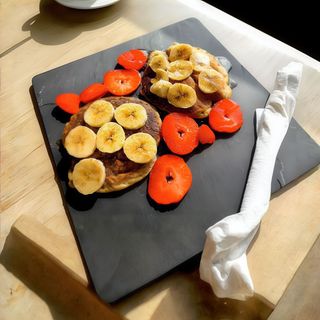 Tortitas con Fruta y Sirope