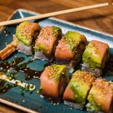 Sumokusamon uramaki (8 piezas)