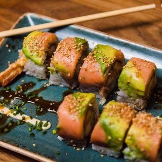 Sumokusamon uramaki (8 piezas)