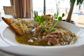 Supă franțuzească de ceapă cu pulpă de rață și baghetă cu cremă de unt