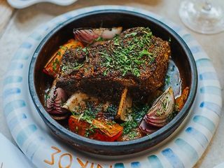 Клефтіко з лопатки ягняти з чебрецем, томлене в дровяній печі (280г)