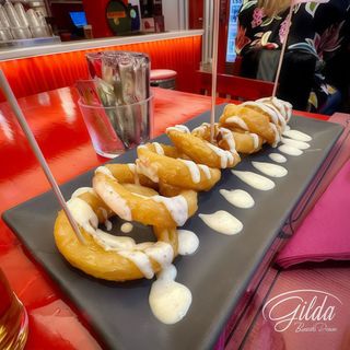 Aros de cebolla a la cerveza con mayonesa de bacón (8 uds.)