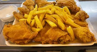Порция пържено хрупкаво пиле с картофи (1350гр)