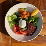 Салат киноа с семгой