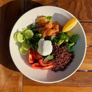 Салат киноа с семгой