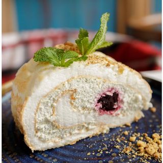 Меренговий рулет з ягідним кюлі (150г)