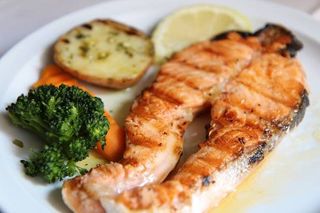 Salmão Fresco na Brasa com Batata ao Murro e Legumes