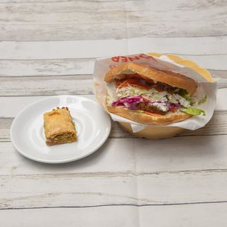 Faláfel con feta + pan pita + refresco (330 ml.) + postre