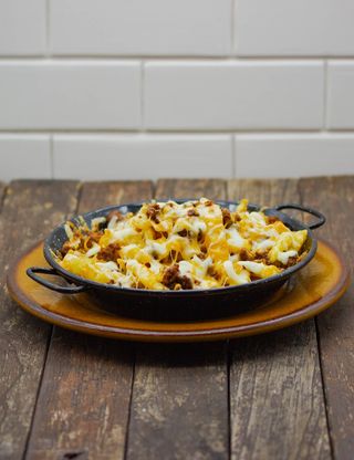 Patatas Con Carne y Queso (Ración)