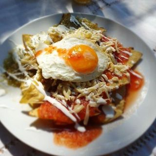 CHILAQUILES DIVORCIADOS CON HUEVO