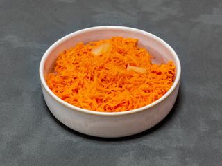 Surówka z marchewki na słodko z ananasem