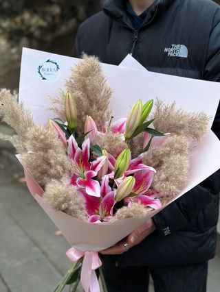 ვარდისფერი ლილია და პამპასი