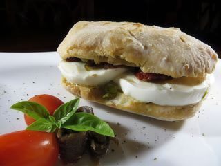 Panino con mozzarella di bufala e pomodoro Pachino
