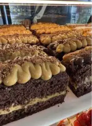 Fatia de Cacau c/ 2 Brigadeiro Tradicional e Kinder Bueno