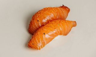 Nigiri łosoś karakuchi - 2 szt-