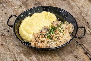 Piept de pui ca la Banat cu piure de cartofi