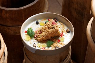 Фісташковий наполеон із малиновою вариницею (120 г)