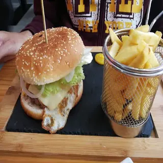 Hamburguesa sabor único carne con papas