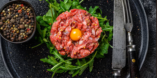 Battuta di fassona con uovo di quaglia e cous cous