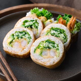 Tamago Krewetka w tempurze, majonez, ogórek, por, awokado