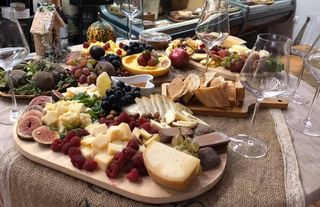 ყველი ხის  დაფაზე