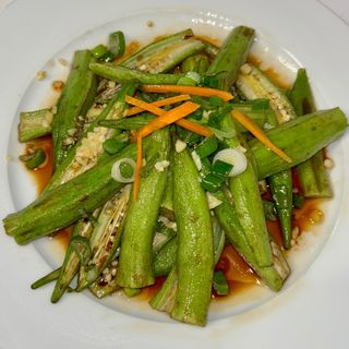 Okra con cebolleta