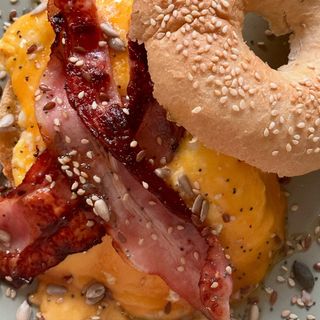 Bagel de huevos revueltos, bacon y cheddar 