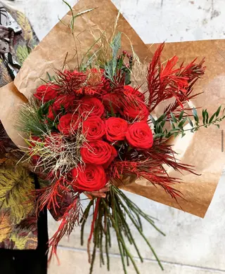 Bouquet rose rosse e eucalipto
