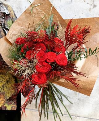 Bouquet rose rosse e eucalipto