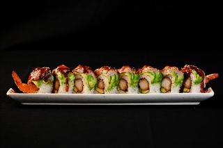 N15 Roll de atún, gamba rebozada, aguacate, queso y salsa picante 