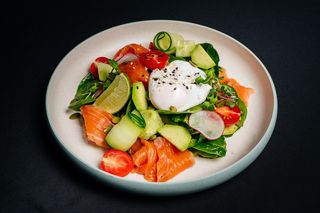Салат  с семгой и яйцом пашот 