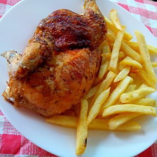 Medio pollo asado con papas fritas