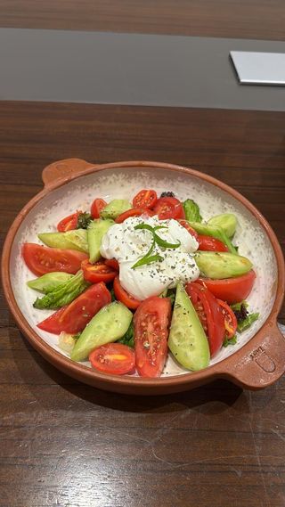 Д. Салат из свежих овощей.