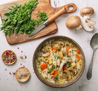 18. Супа от пилешко, гъби и спагети (400г)