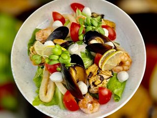 Салат з морепродуктів з сиром (310g)