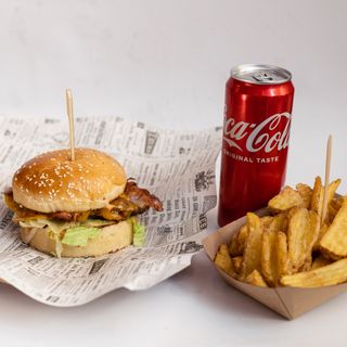 Classic burger 100g + pomfrit + Coca cola 0,33