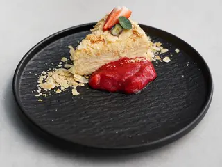 Наполеон із ягідним соусом та сезонними ягодами (250г)